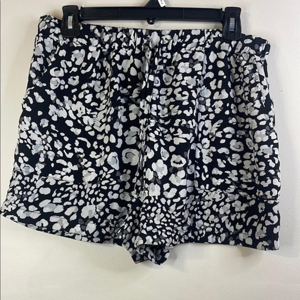 West Loop High Waist Floral Shorts Black and White L XL